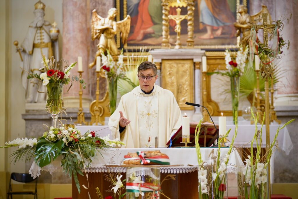 Szent István-napi ünnepi szentmise és kenyérmegáldás a Nagyboldogasszony templomban