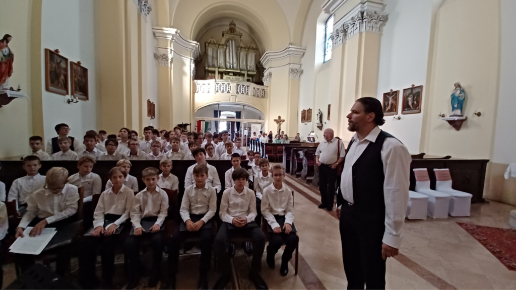 Templomunkban énekelt a Kodály Zoltán Magyar Kórusiskola Exsultate fiúvegyeskara